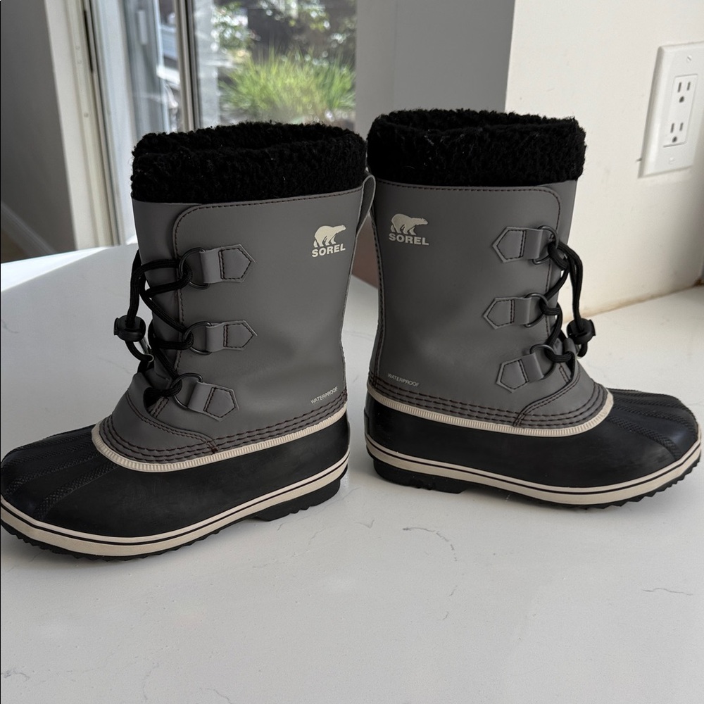 Sorel Gray and Black Insulated Snow Boots with Faux Fur Cuff. Kids size 4